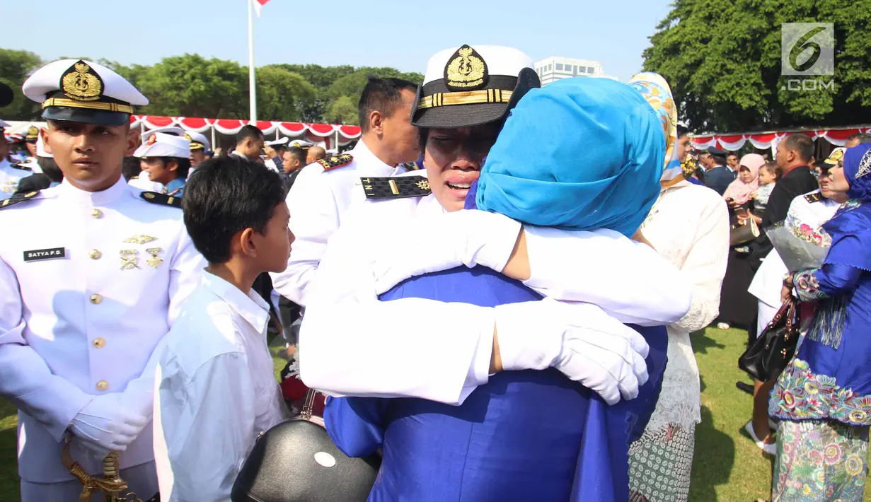 Sejumlah Perwira Remaja menangis terharu memeluk keluarga usai dilantik Presiden Joko Widodo di Istana Merdeka, Jakarta, Selasa (25/7). Dalam acara ini Jokowi melantik 729 orang Calon Perwira Remaja (Capaja) TNI-Polri. (Liputan6.com/Angga Yuniar)