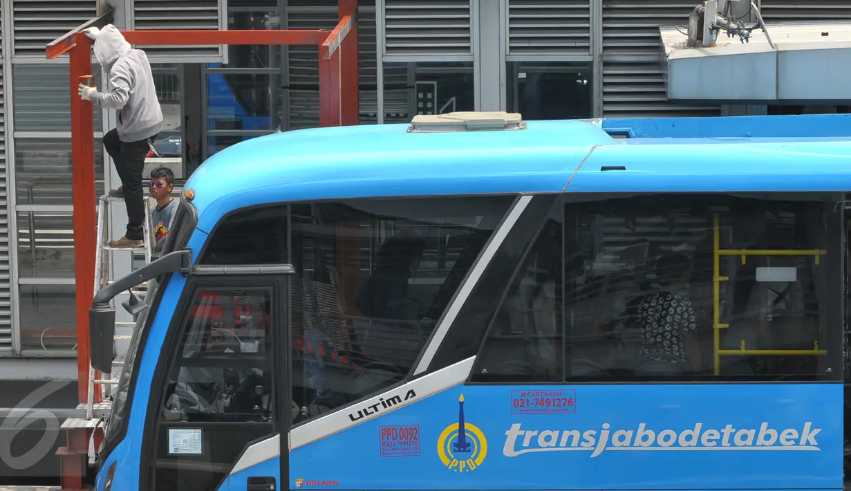 Aktivitas pekerja saat merenovasi halte Busway Harmoni, Jakarta, Jum'at (29/1/2016). Perbaikan dilakukan pada jalur masuk penumpang karena sempat ambruk beberapa waktu lalu. (Liputan6.com/Faisal R Syam)