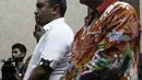 Terdakwa kasus korupsi E-KTP Made Oka Masagung (kanan) dan Irvanto Hendra Pambudi menjalani sidang pembacaan putusan di Pengadilan Tipikor, Jakarta, Rabu (5/12). Irvanto dan Made Oka divonis dengan hukuman 10 tahun penjara. (Liputan6.com/Herman Zakharia)