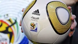 &quot;Jobulani&quot; bola yang akan digunakan dalam babak final PD 2010 di Afrika Selatan dipresentasikan di markas besar Adidas di Herzogenaurach, Jerman, 20 April 2010. AFP PHOTO DDP / JOERG KOCH