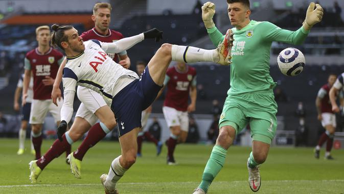 Gareth Bale dari Tottenham, kiri, mencoba untuk mengalahkan kiper Burnley Nick Pope selama pertandingan sepak bola Liga Premier Inggris antara Tottenham Hotspur dan Burnley di Tottenham Hotspur Stadium di London, Inggris, Minggu, 28 Februari 2021. (Julian