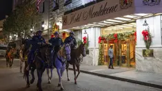 Polisi berkuda melewati Hotel Monteleone satu blok dari Bourbon Street setelah sebuah insiden serangan terjadi pada dini hari, pada 1 Januari 2025 di New Orleans, Louisiana, Amerika Serikat. (ANDREW CABALLERO-REYNOLDS/AFP)