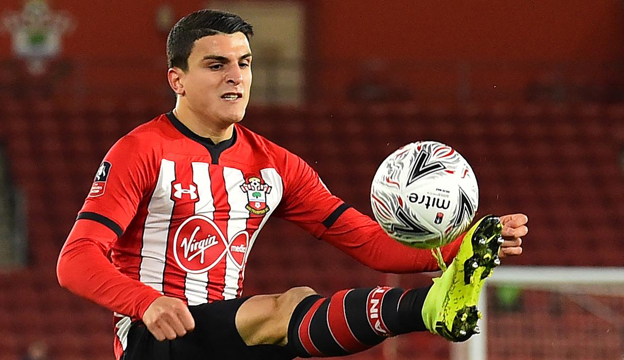 Mohamed Elyounoussi. Sayap kiri Norwegia berusia 27 tahun yang telah 4 musim memperkuat Southampton sejak didatangkan dari FC Basel pada awal musim 2018/2019 dengan nilai transfer 18 juta euro ini mampu menjadi andalan di lini depan The Saints. Musim 2021/2022 ia total tampil dalam 33 laga di semua ajang dengan torehan 8 gol dan 4 assist. Saat ini ia tengah diincar oleh Leicester City untuk dijadikan pemain ke-6 yang didatangkan dari Southampton di era Premier League. (AFP/Glyn Kirk)