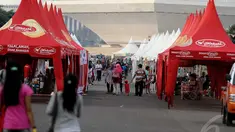Ribuan pengunjung memadati Pekan Raya Jakarta (PRJ) Monas dibuka sejak Selasa (10/6/2014) (Liputan6.com/Faisal R Syam).