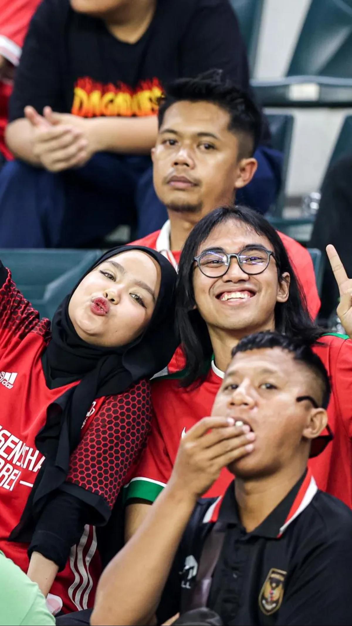 Wajah-wajah gembira para suporter juga tak luput dalam jepretan fotografer.