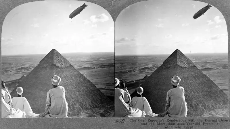 Zeppelin tertangkap kamera terbang di atas piramida Mesir. (Library of Congress)