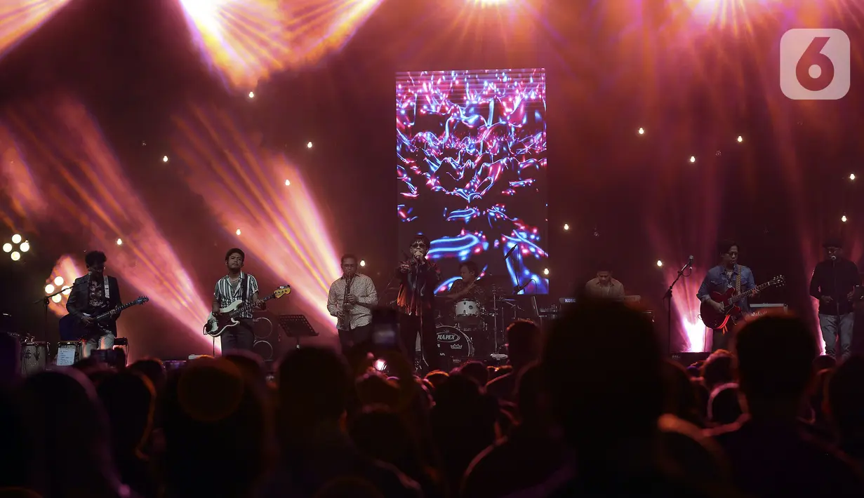 Grup band D'Masiv tampil pada hari kedua BNI Java Jazz Festival 2022 di JIExpo Kemayoran, Jakarta Pusat, Sabtu (28/5/2022). Perhelatan musik BNI Java Jazz Festival 2022 digelar pada 27-29 Mei dengan menampilkan musisi-musisi dari dalam dan luar negeri. (Liputan6.com/Johan Tallo)