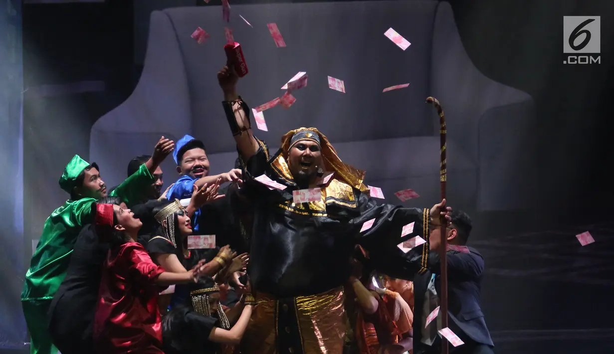 Seniman memainkan peran saat drama musikal Pelangi 1 Warna di Jakarta, Minggu (3/11). Drama musikal dengan tema Amalkan Pancasila itu bertujuan untuk membangun kecintaan serta rasa memiliki terhadap bangsa dan negara Indonesia. (Liputan6.com/Angga Yuniar)