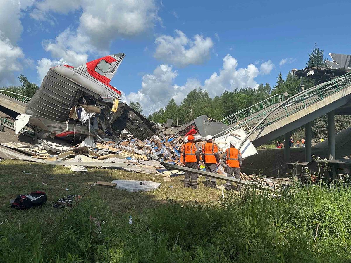 FOTO: Penampakan Gerbong Kereta Api Hancur Tertimpa Material Robohnya Jembatan Jalan Raya di Rusia