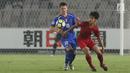 Pemain Timnas Indonesia U-19, M Luthfi Baharsyah berebut bola dengan pemain Chinnese Taipei saat laga penyisihan Grup A Piala AFC U-19 2018 di Stadion GBK, Jakarta, Kamis (18/10). Babak pertama berakhir imbang 0-0. (Liputan6.com/Helmi Fithriansyah)