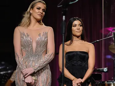 Khloe dan Kourtney Kardashian berada di atas panggung sebuah acara amal di New York City, New York, 21 November 2016. The Kardashian bersaudara itu tampil sangat seksi. (Dimitrios Kambouris/Getty Images for Gabrielle Angel Foundation/AFP)