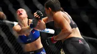 Amanda Nunes memukul Ronda Rousey pada ajang UFC 207 di T-Mobile Arena, Las Vegas, Amerika Serikat, Sabtu (31/12/2016) WIB. (Reuters/Mark J. Rebilas-USA TODAY Sports)