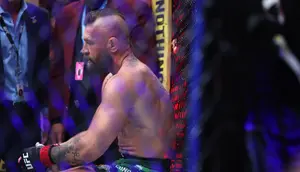 Hasil UFC: Cedera Kaki, Conor McGregor Keok dari Max Holloway di Ronde Pertama