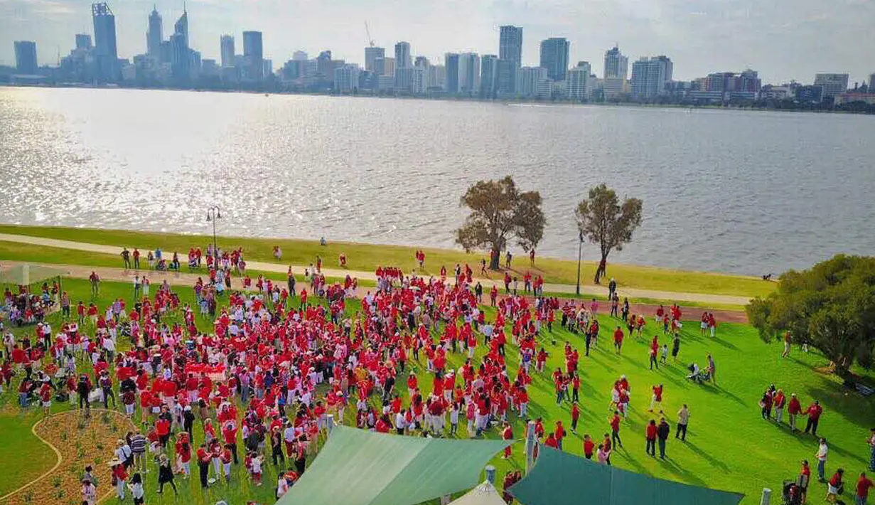 Suasana aksi dukungan untuk Ahok di Sir James Mitchell Park, South Perth, Australia (13/5). Dalam aksi tersebut, beberapa kegiatan  dilakukan. Termasuk menyanyikan lagu nasional bersama-sama.  (Foto Monique Arianto Diaspora Indonesia)
