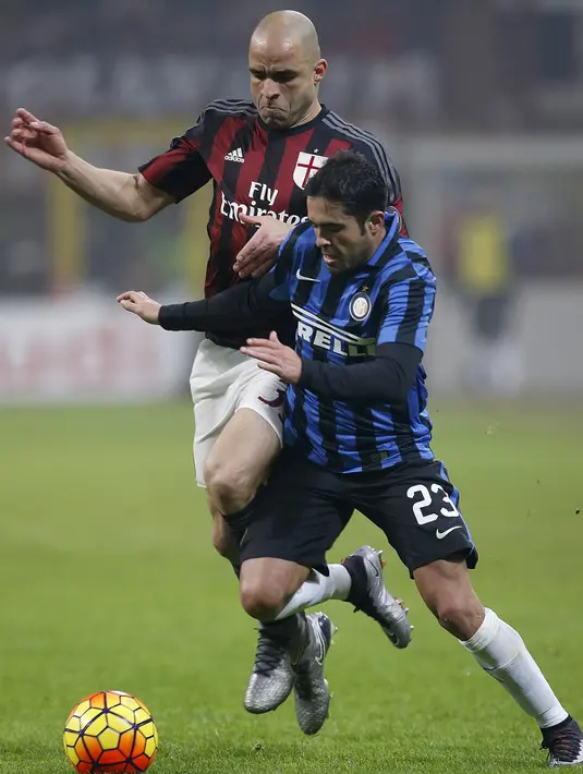 Penyerang Inter Milan, Eder (kanan) berusaha mengontrol bola dari kawalan bek AC Milan, Alex pada lanjutan Serie A Liga Italia di Stadion San Siro, Milan (31/01/2016). AC Milan menang telak atas Inter Milan dengan skor 3-0. (REUTERS/Alessandro Garofalo)