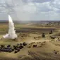 Sebuah roket diluncurkan dari sistem rudal di pangkalan militer Ashuluk, Rusia, 22 September 2020. Latihan ini diharapkan akan diadakan di Laut Hitam dan perairan laut Kaspia, akan berlangsung hingga 26 September. (Russian Defense Ministry Press Service via AP)