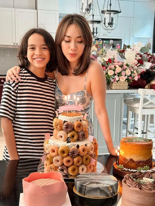 BCL tampil cantik dan elegan dengan dress bermotif dan bertali spagetti. [@bclsinclair]