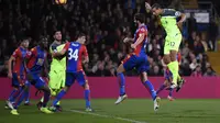 Pemain Liverpool, Joel Matip mencetak gol ke gawang Crystal Palace pada laga lanjutan Premier League 2016-2017, di Selhurst Park, Sabtu (29/10/2016).  (Reuters/Toby Melville)