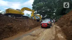 Kendaraan bermotor melintasi ruas jalan Cipanas - Cianjur yang sudah dibuka setelah terjadi longsor akibat gempa bumi di kawasan Cugenang, Cianjur, Jawa Barat, Selasa (22/11/2022). Ruas jalan Cipanas - Cianjur dibuka secara situasional karena di kawasan tersebut masih dilakukan proses evakuasi warga yang masih tertimbun longsor. (merdeka.com/Arie Basuki)