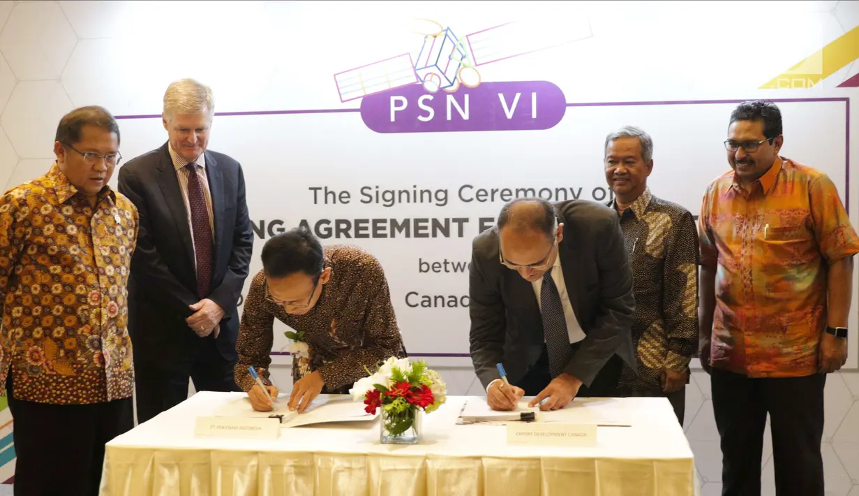Menkominfo Rudiantara (kiri) saat menyaksikan Penandatangan Perjanjian Pembiayaan Satelit PSN VI antara PT PSN dan Export Development Canada (EDC) di Jakarta, Selasa (5/12). (Liputan6.com/Faizal Fanani)