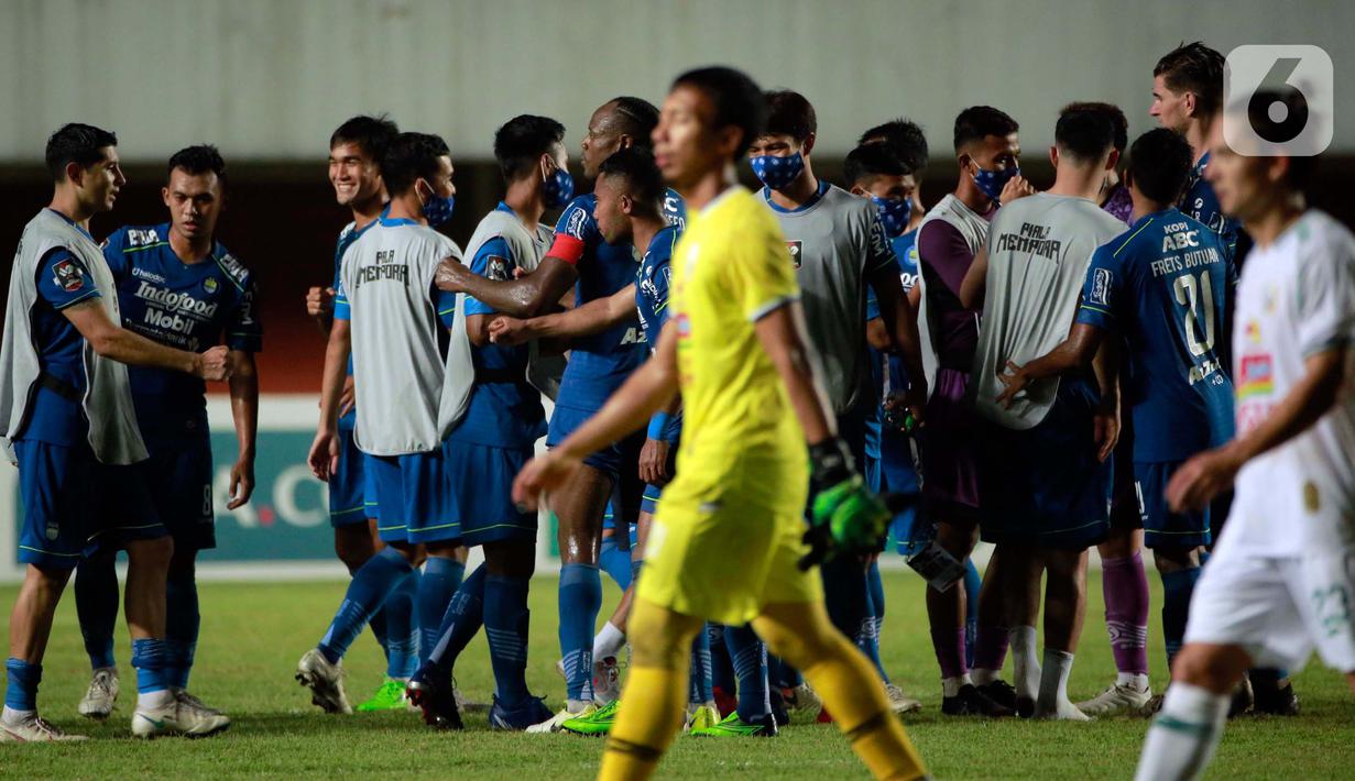 Selebrasi pemain Persib Bandung usai mengalahkan PS Sleman dalam pertandingan semifinal leg pertama Piala Menpora 2021 di Stadion Maguwoharjo, Sleman, Jumat (16/4/2021). (Bola.com/Ikhwan Yanuar)