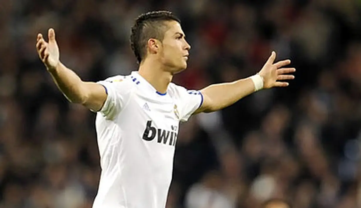 Selebrasi Cristiano Ronaldo yang membukukan hat-trick ke gawang Athletic Bilbao pada laga La Liga di Santiago Bernabeu, Madrid, 20 November 2010. AFP PHOTO/JAVIER SORIANO