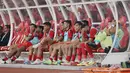 Pemain cadangan Persija Jakarta tampak kecewa saat melawan Dewa United pada laga pekan kelima BRI Liga 1 2024/2025 di Stadion Utama Gelora Bung Karno, Jakarta, Senin (16/9/2024). (Bola.com/M Iqbal Ichsan)