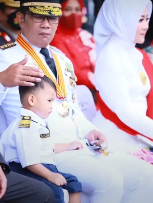 Kata Ridwan Kamil, ini merupakan kali pertama Arkana mengikuti upacara 17 Agustus. "@arkanaidan lahir saat awal pandemi 2020. Ini pertama kalinya diajak ke upacara dan berinteraksi dengan khalayak di acara Agustusan," kata sang Gubernur. (Foto: Instagram/ ridwankamil)