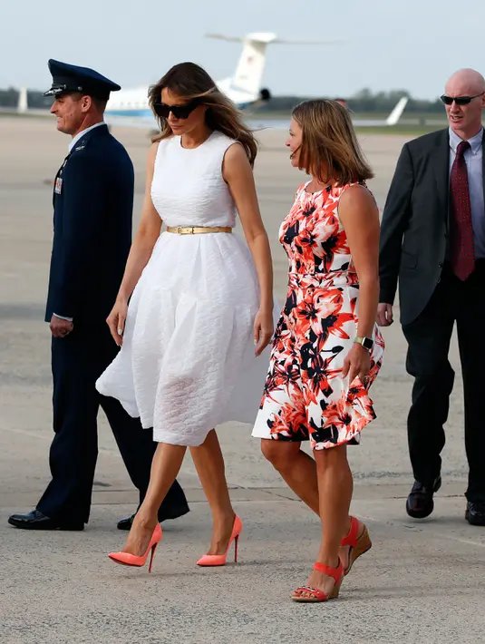 Ibu Negara AS, Melania Trump berjalan bersama Shannon Thompson usai turun dari pesawat Air Force One di Pangkalan Udara Andrews, Maryland, (16/4). Presiden Donald Trump dan keluarga berlibur Paskah di Palm Beach, Florida. (AP Photo/Alex Brandon)