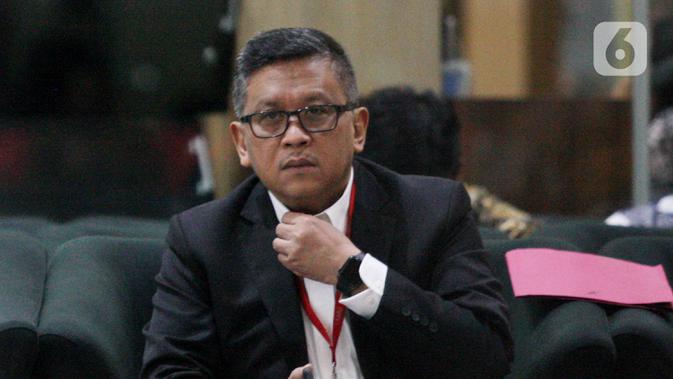 Sekretaris Jenderal PDIP Hasto Kristiyanto menunggu untuk dimintai keterangan penyidik di Gedung KPK, Jakarta, Jumat (24/1/2020). Hasto diperiksa sebagai saksi terkait kasus dugaan suap penetapan pergantian antarwaktu (PAW) anggota DPR 2019-2024. (merdeka.com/Dwi Narwoko)