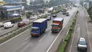 Truk melintas di ruas Jalan Tol Lingkar Luar Jakarta, Jumat (25/5). Guna mengantisipasi kemacetan saat Asian Games, pemerintah akan segera menguji coba pembatasan truk pada Juni 2018 mendatang. (Liputan6.com/Immanuel Antonius)