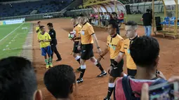 Wasit Evan Shaun Robert (2kiri) dan asisten wasit, Brown Wilson Kenneth (kiri) dan George  Lakrindis (kanan) memasuki lapangan saat laga PS TNI melawan Persib Bandung di Stadion Si Jalak Harupat, Sabtu (05/8/2017). (Bola.com/Nicklas Hanoatubun)