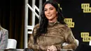 Kim Kardashian mengenakan vintage piece yang dirancang Issey Miyake pada tahun 2020, selama tur pers untuk The Justice Project.