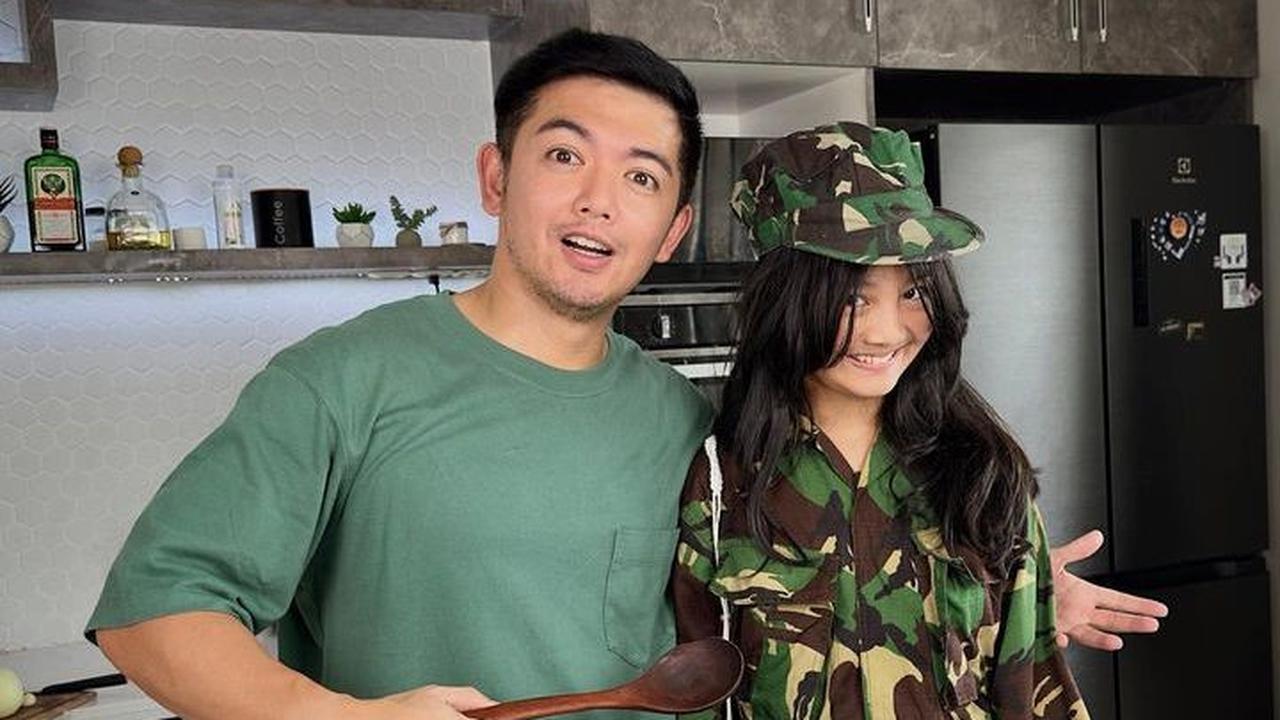 Tak sedikit pula yang menyebut jika potret kebersamaan Nicky Tirta dan sang anak bak kakak dan adik.<br>