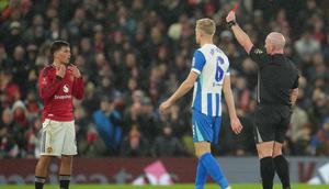 Shea Lacey dari Manchester United menerima kartu merah selama pertandingan putaran ketiga Piala FA antara Manchester United dan Brighton di Manchester, Inggris, Minggu, 11 Januari 2026. (AP Photo/Jon Super)