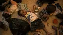Sejumlah anak keluarga militan ISIS tertidur saat menunggu untuk meninggalkan kamp penampungan al-Hol di Provinsi Hasakeh, Suriah, Senin (3/6/2019). Sebagian anak-anak ini dipulangkan ke Raqqa, kota yang pernah menjadi Ibu Kota ISIS. (AP Photo/Baderkhan Ahmad)