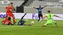 Pemain Inter Milan Romelu Lukaku (tengah) mencetak gol ke gawang Bayer Leverkusen pada perempat final Liga Europa di Duesseldorf Arena,  Dusseldorf, Jerman, Senin (10/8/2020). Inter Milan melaju ke semifinal usai mengalahan Bayer Leverkusen 2-1. (AP Photo/Martin Meissner)
