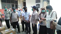 Tenaga Ahli Menteri Kesehatan Andi, mewakili Menkes, secara resmi membuka Posko Banjir dan memberikan bantuan kepada korban banjir di Kelurahan Sei Mati, Kota Medan, Senin (7/12/2020). (Istimewa)