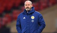 Steve Clarke merupakan juru taktik yang berhasil bawa Timnas Skotlandia lolos ke fase grup Euro 2020. Dirinya merupakan bek legendaris Chelsea yang tercatat sumbangkan tiga trofi selama 11 tahunnya berkarier di Stamford Bridge. (Foto: AFP/Andy Buchanan)