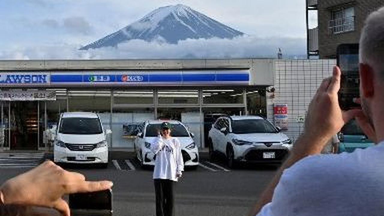 Hampir saban hari, turis datang ke lokasi tersebut untuk berburu foto dengan pemandangan gunung yang puncaknya berselimut salju tersebut.&nbsp;Foto: Kazuhiro Nogi/AFP<br>