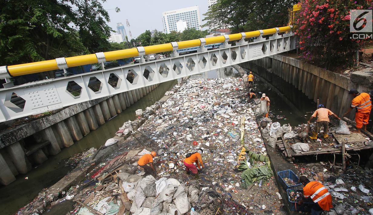 Petugas PPSU mencoba mengurai sampah yang menumpuk di Kali Cideng, Jakarta Pusat, Senin (11/9). Sempat disulap tertata rapi dan bersih, sampah plastik dan sampah rumah tangga kembali menumpuk hingga menghambat laju air. (Liputan6.com/Immanuel Antonius)