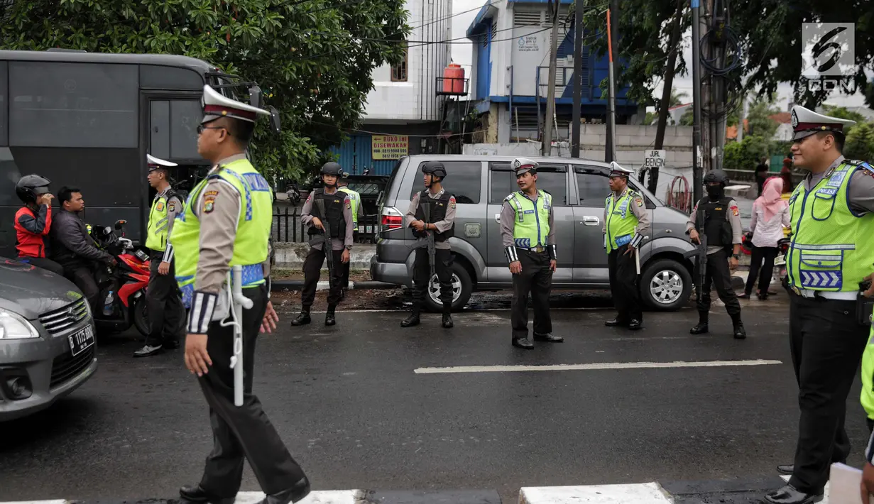 Sejumlah anggota Polantas bersama Brimob bersenjata laras panjang menggelar Operasi Zebra Jaya di jalan Letjen Suprapto, Jakarta, Selasa (7/11). (Liputan6.com/Faizal Fanani)