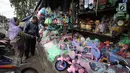 Pembeli memilih mainan anak-anak di salah satu kios Pasar Gembrong, Jakarta, Selasa (9/1). Para pedagang di pasar tersebut, kabarnya juga telah mengetahui rencana eksekusi penggusuran pasar yang akan dimulai pada Maret 2018. (Liputan6.com/Arya Manggala)