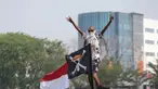 Atraksi peserta memeriahkan puncak Festival Perahu Cinta Lingkungan (CiLung Fest) 2026 di Waduk Sunter Selatan, Tanjung Priok, Jakarta Utara, Minggu (18/10/2026). Festival ini digelar dalam rangka memperingati Hari Sungai Sedunia. (KLY/Budy Santoso)