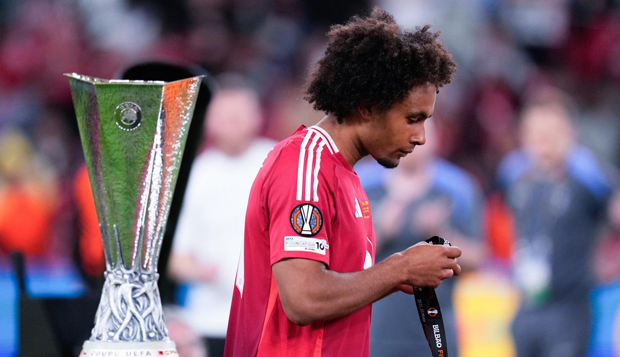 Setelah gagal meraih satu trofi pun di musim ini, MU juga dipastikan tak akan berpartisipasi dalam kompetisi Eropa musim depan lantaran anjlok di klasemen Liga Inggris. (AP Photo/Bernat Armangue)