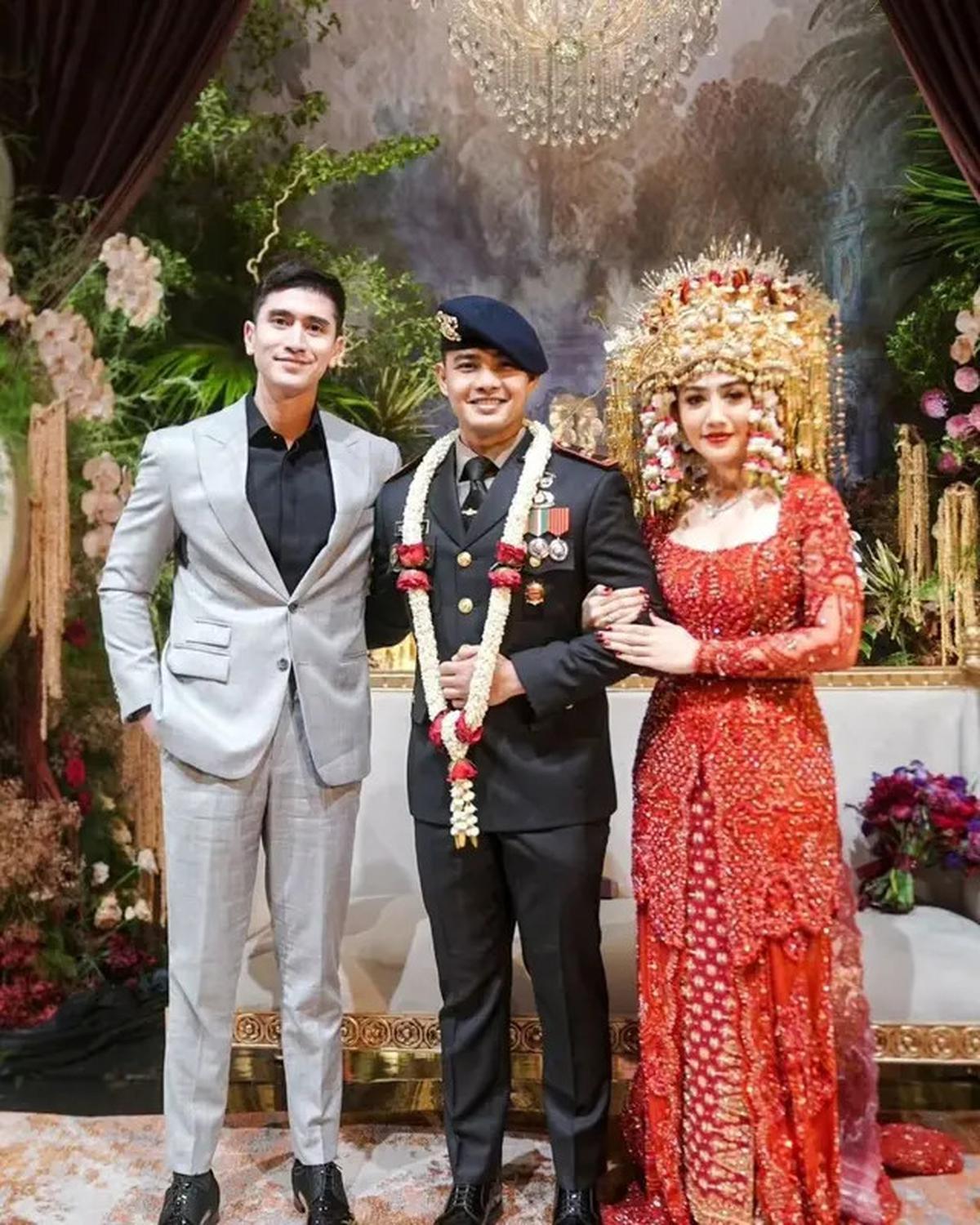 6 Pesona Glamor Febby Rastanty dalam Balutan Adat Palembang di Resepsi Pernikahan, Gemulai Menari Pagar Pengantin