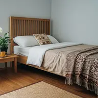 Sudut Cozy di Kamar Tidur/Rumah Kecil Tapi Aesthetic dengan Sentuhan Kayu dan Tanaman Indoor (Sumber: gemini.com)