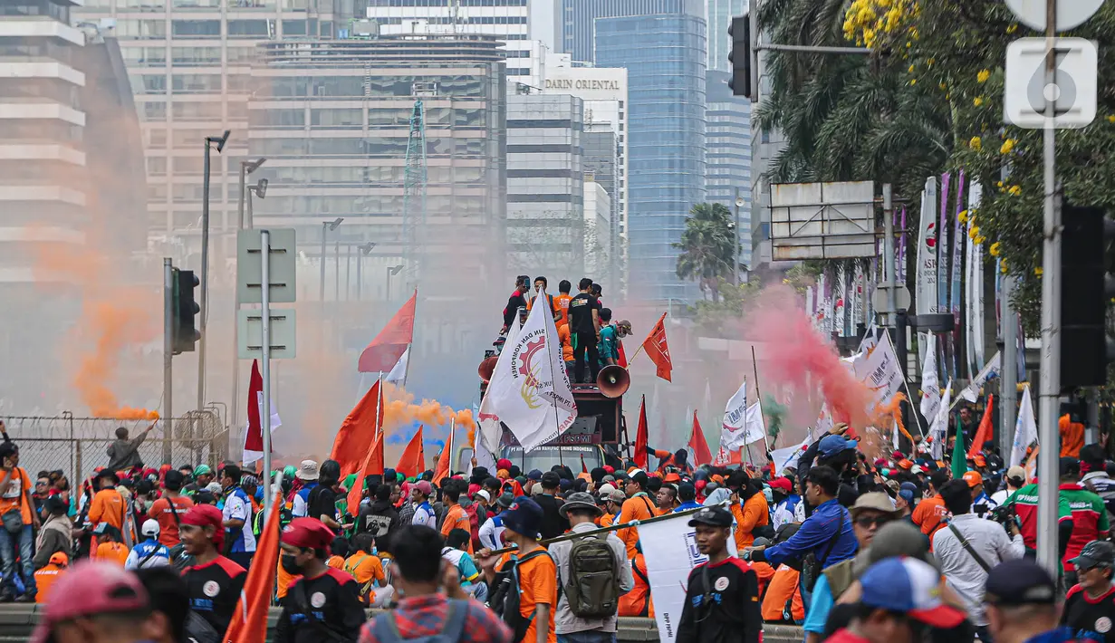 May Day kali ini memiliki sejumlah tuntutan mulai dari mencabut Omnibus Law UU No 6 Tahun 2023 tentang Ciptaker, mencabut parliamentary threshold 4 persen dan Presidential threshold 20 persen karena dinilai membahayakan demokrasi. (Liputan6.com/Faizal Fanani)