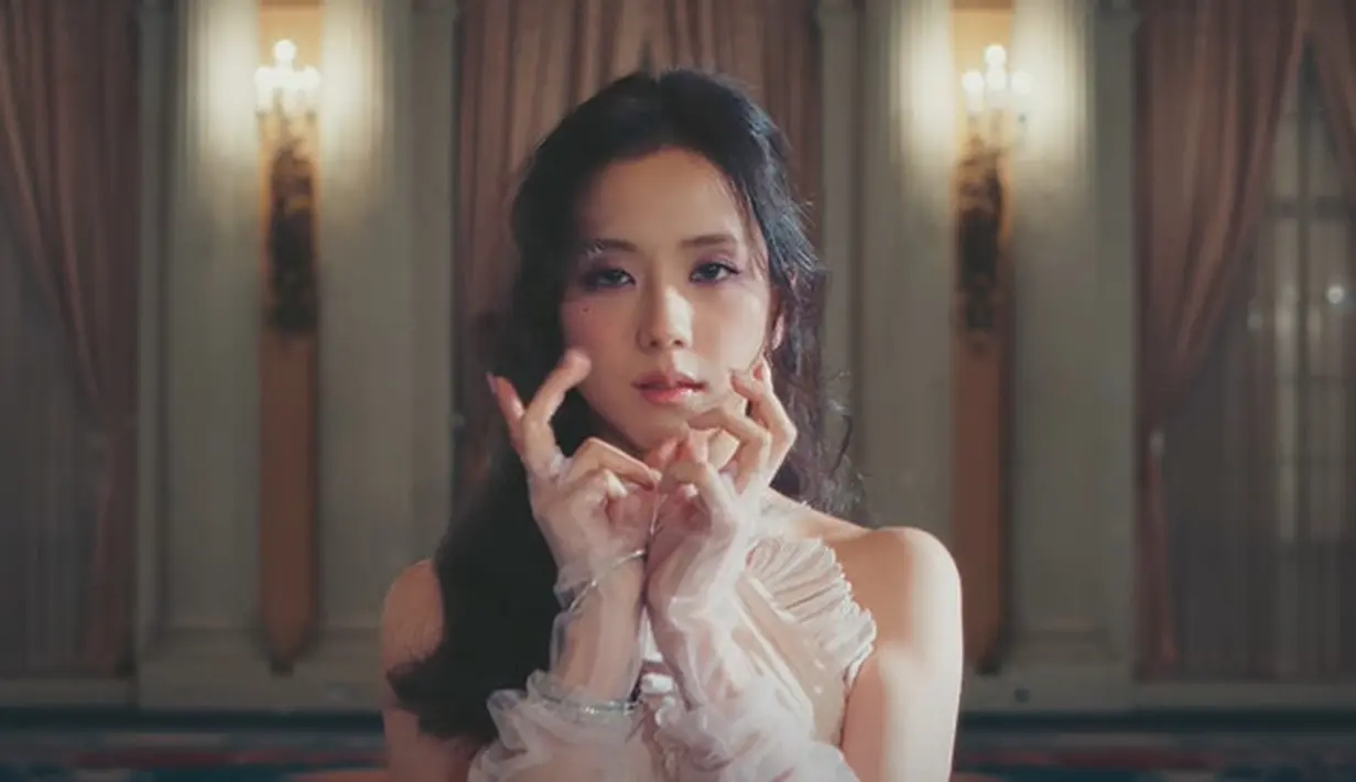 MV ini menampilkan Jisoo dalam balutan busana dari deretan desainer ternama [Tangkapan layar YouTube]
