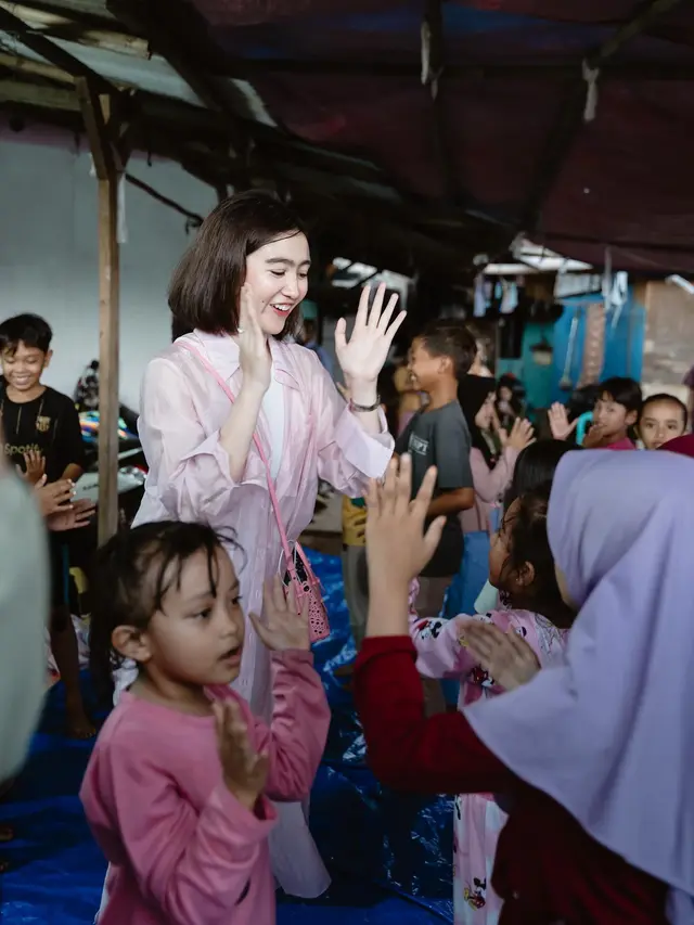 7 Momen Febby Rastanty Rayakan Ulang Tahun Bareng Anak-Anak di Kampung Pemulung